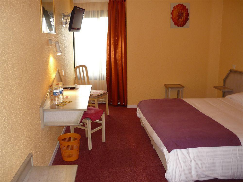 Logis Hotel Noemys Brive - Restaurant Le Teinchurier Екстер'єр фото