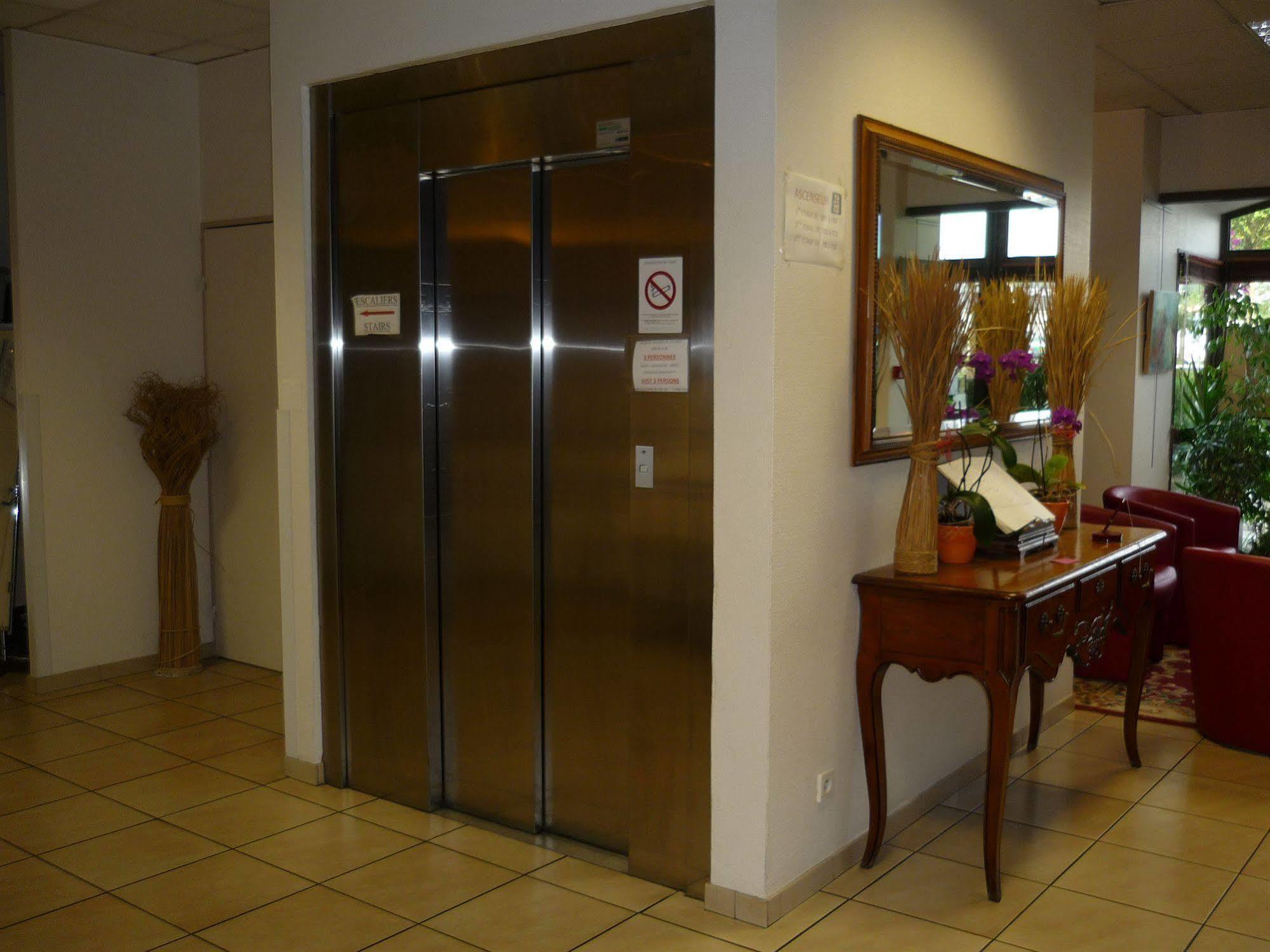 Logis Hotel Noemys Brive - Restaurant Le Teinchurier Екстер'єр фото